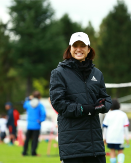 FCゼブラレディース岩手のアドバイザー 高倉麻子氏が第21回日本サッカー殿堂掲額式典に出席。女子選手個人として、初の殿堂入りを果たしました。